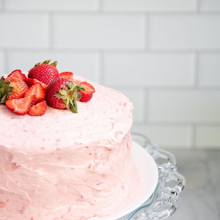 草莓蛋糕配草莓奶油糖霜